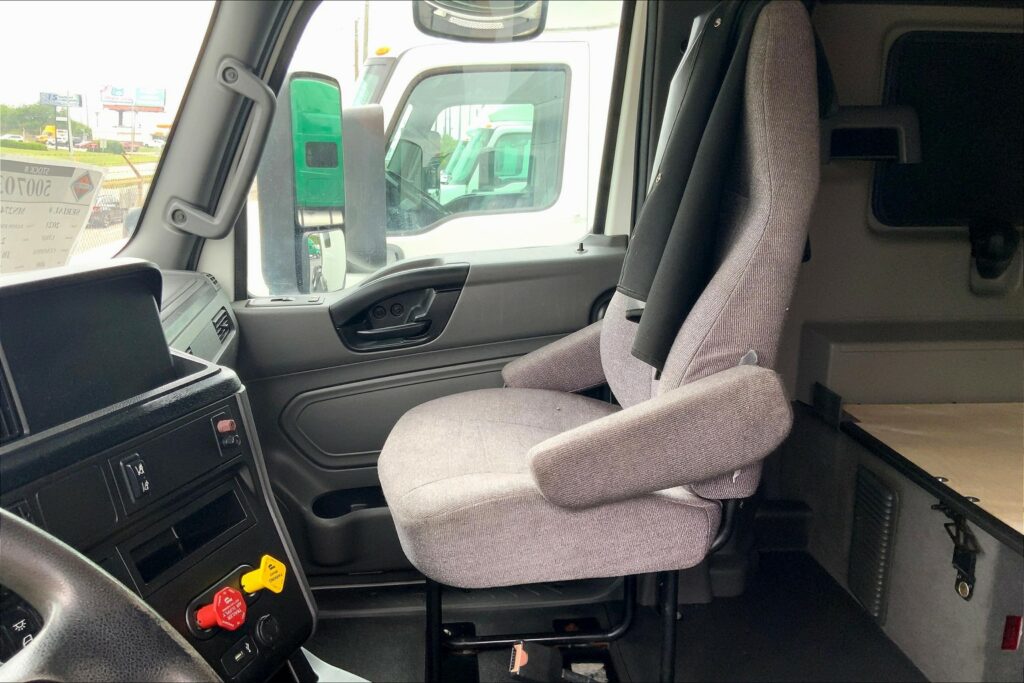 2021 CUM LT625 6×4 Sleeper