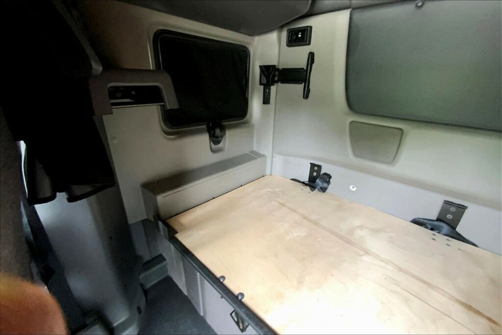 2021 CUM LT625 6×4 Sleeper