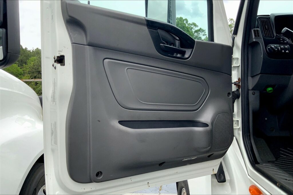 2021 CUM LT625 6×4 Sleeper