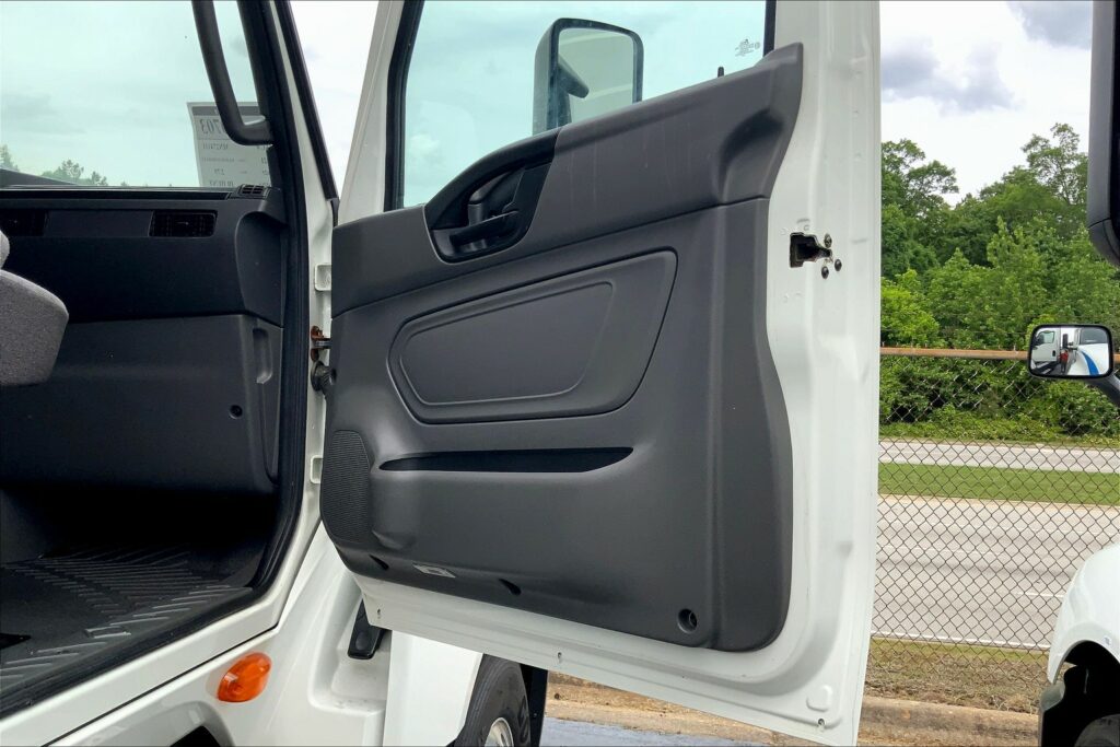 2021 CUM LT625 6×4 Sleeper