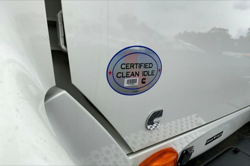 2021 CUM LT625 6×4 Sleeper