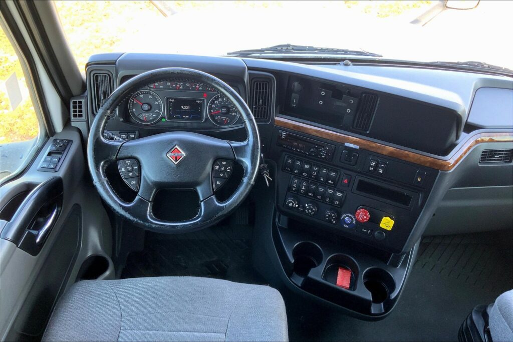 2021 CUM LT625 6×4 Sleeper