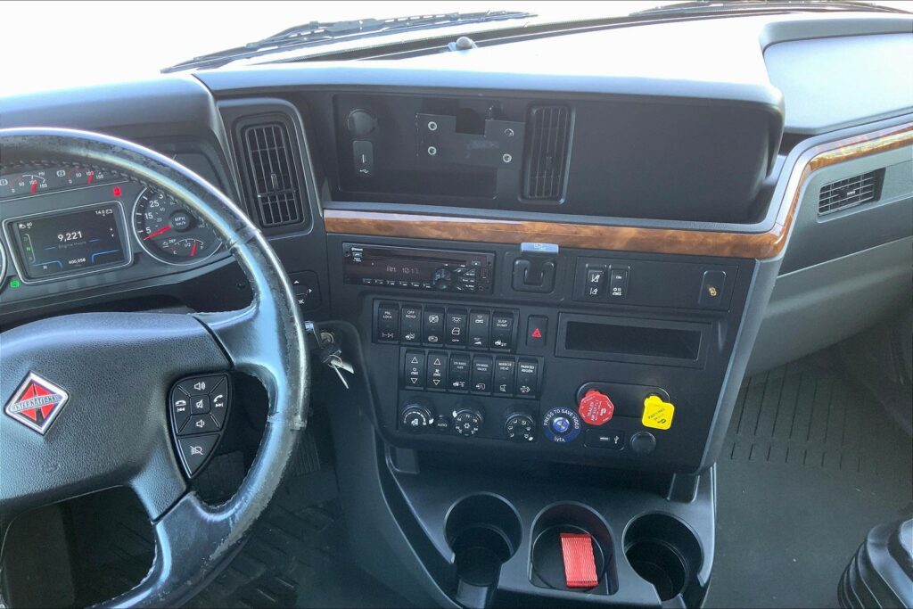 2021 CUM LT625 6×4 Sleeper