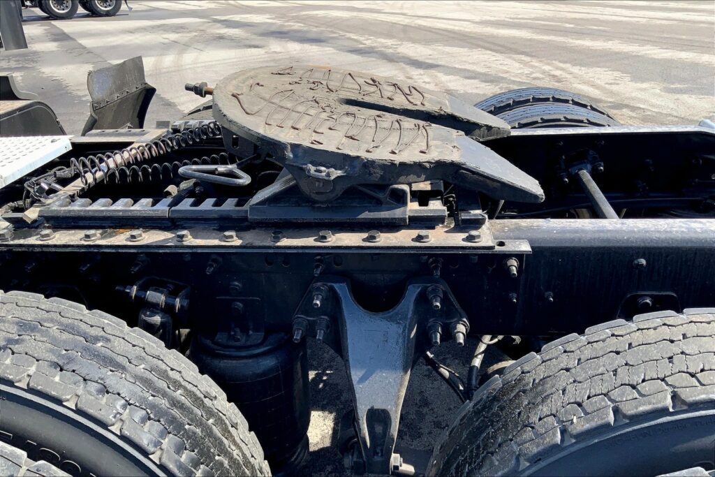 2021 CUM LT625 6×4 Sleeper