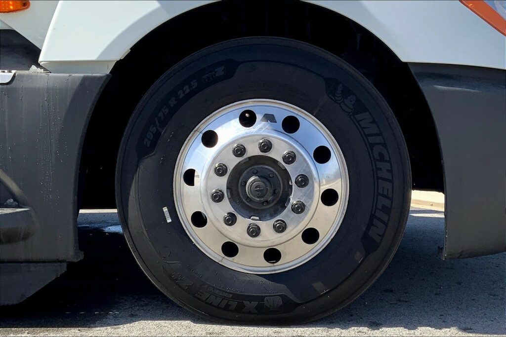 2021 CUM LT625 6×4 Sleeper