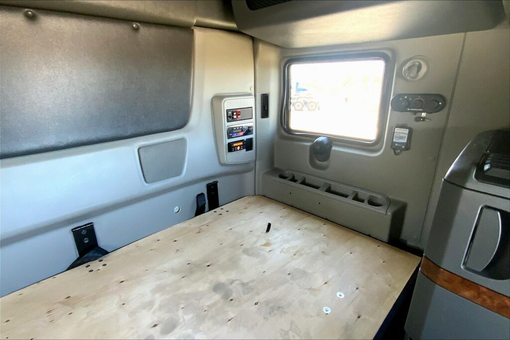 2021 CUM LT625 6×4 Sleeper