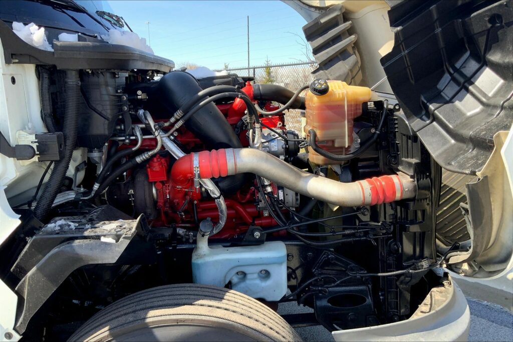 2021 CUM LT625 6×4 Sleeper