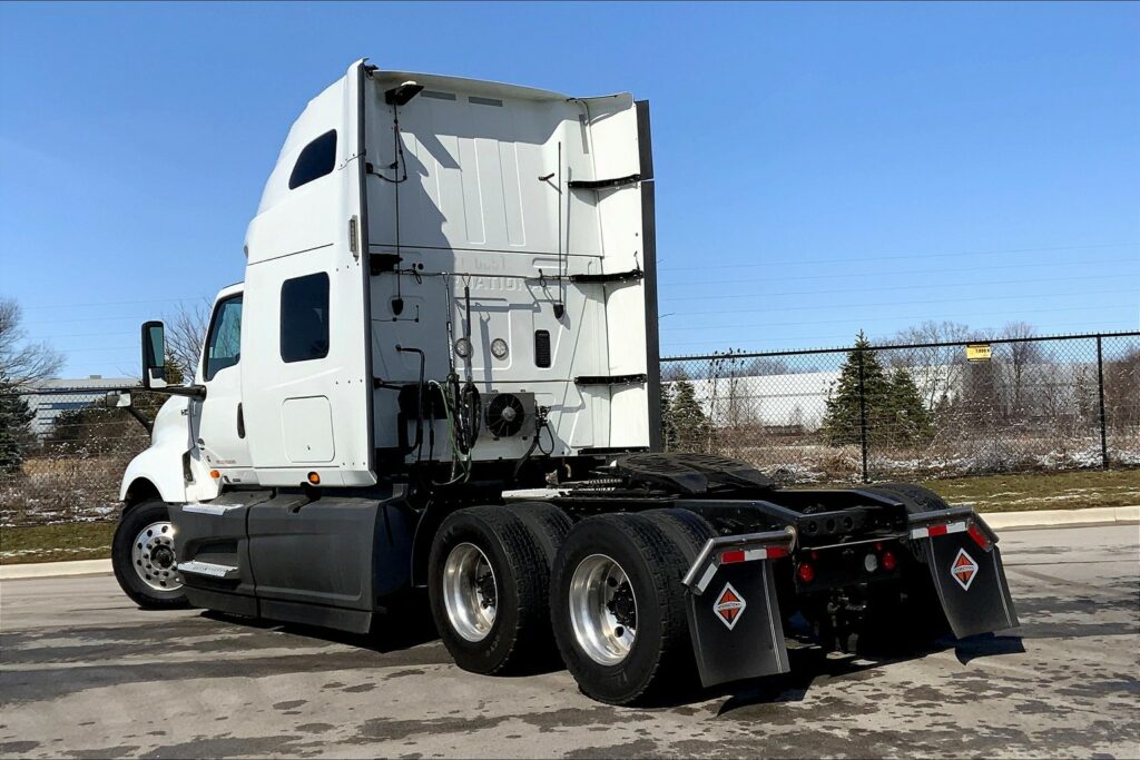 2021 CUM LT625 6×4 Sleeper