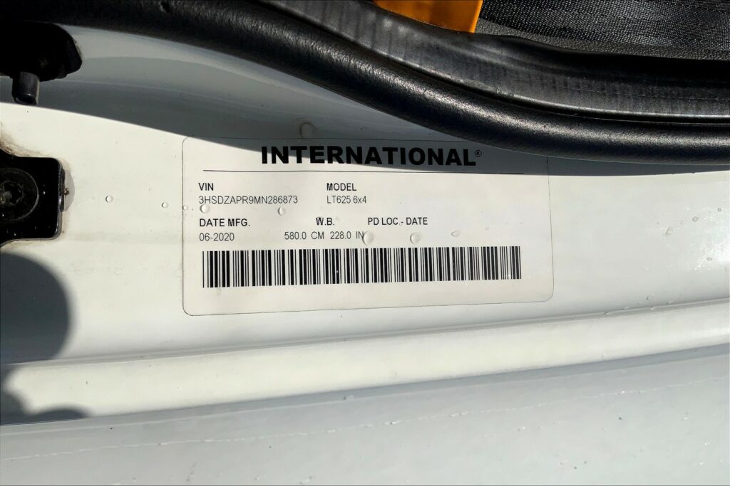 2021 CUM LT625 6×4 Sleeper