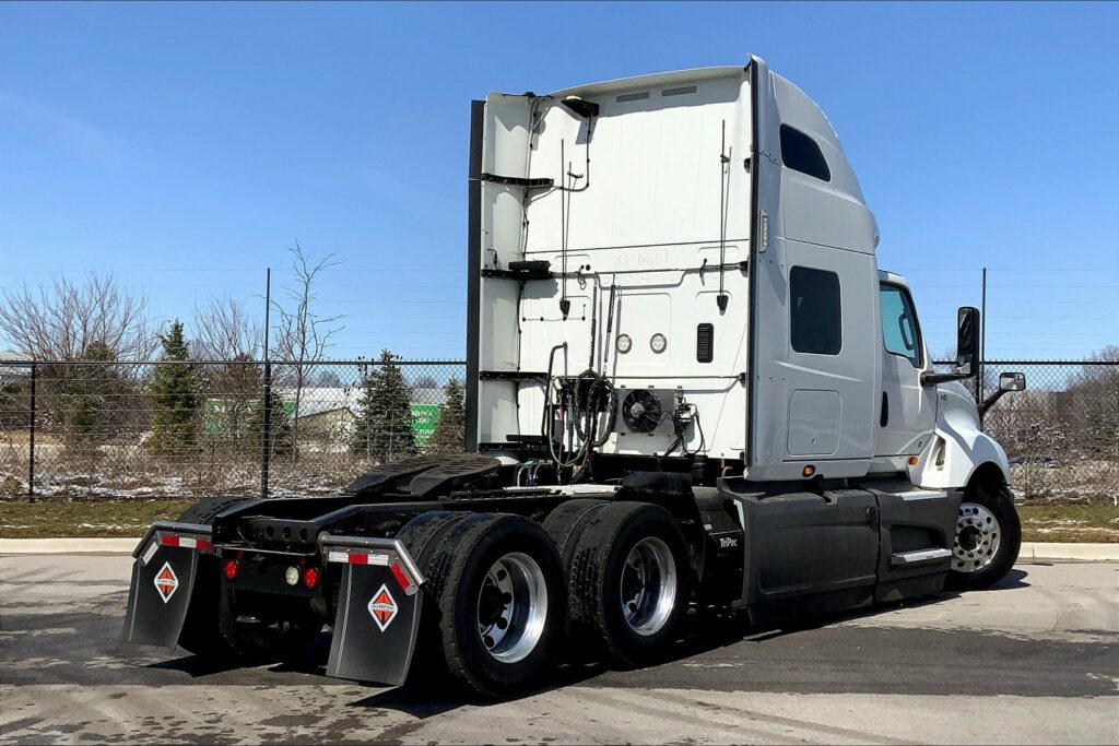 2021 CUM LT625 6×4 Sleeper