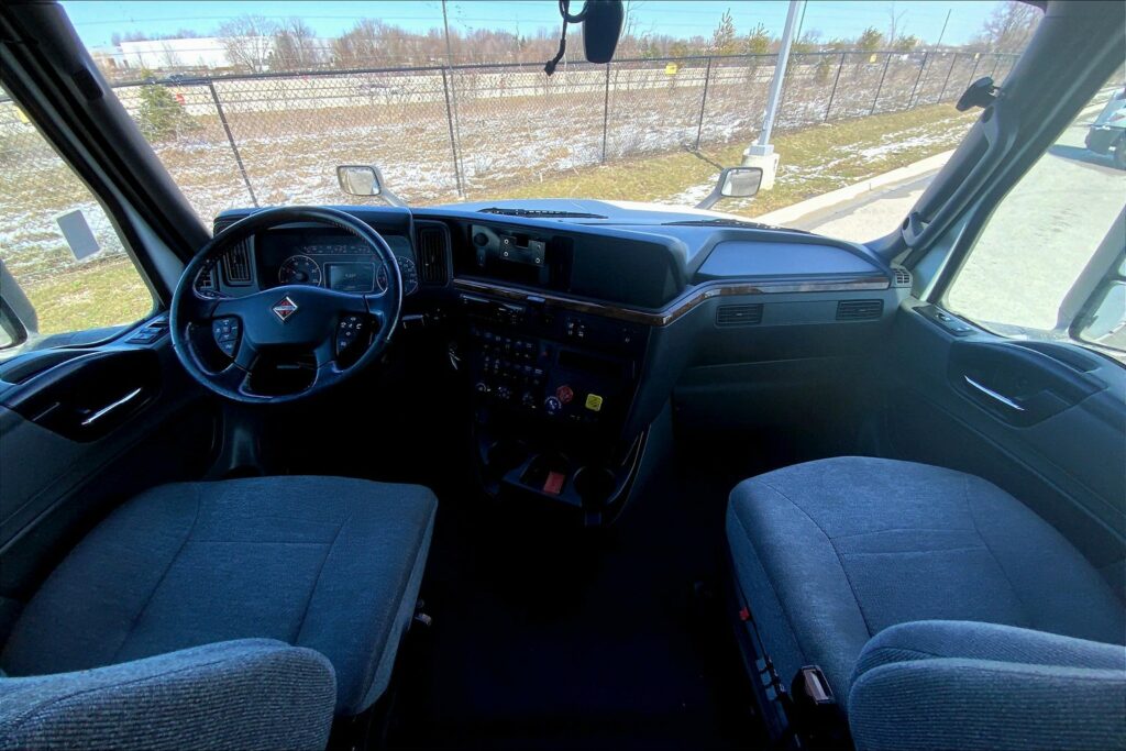 2021 CUM LT625 6×4 Sleeper