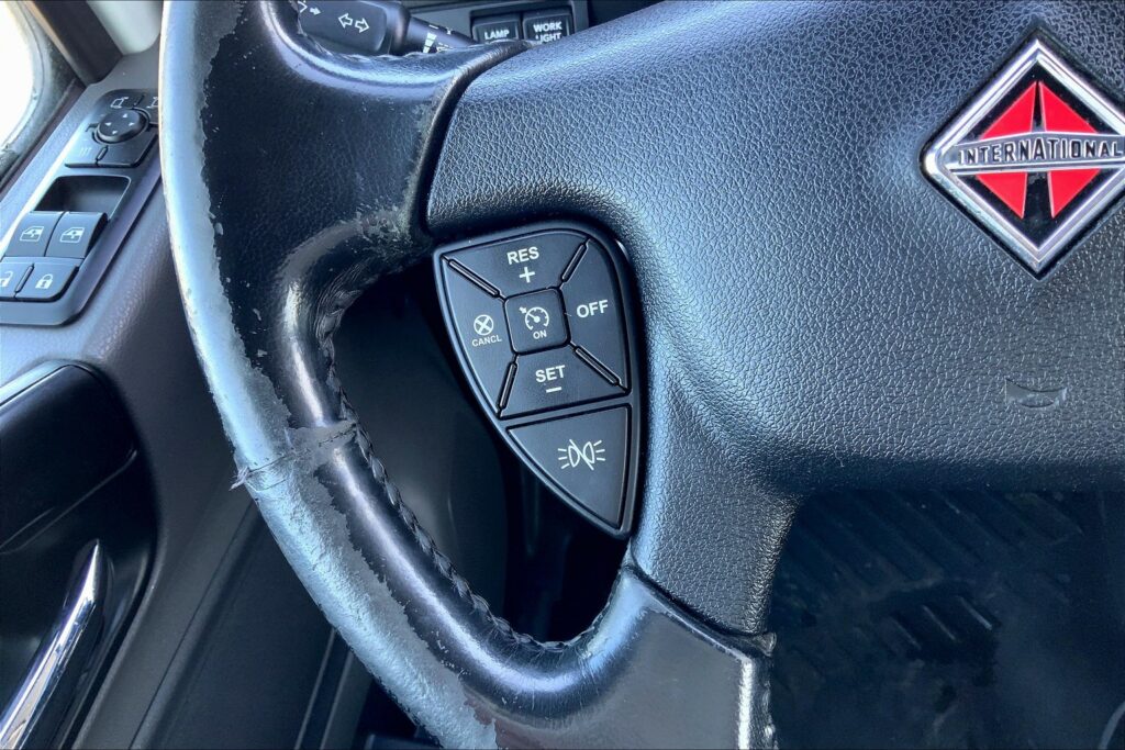 2021 CUM LT625 6×4 Sleeper