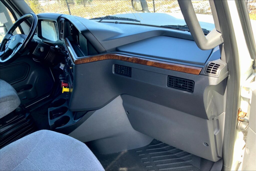 2021 CUM LT625 6×4 Sleeper