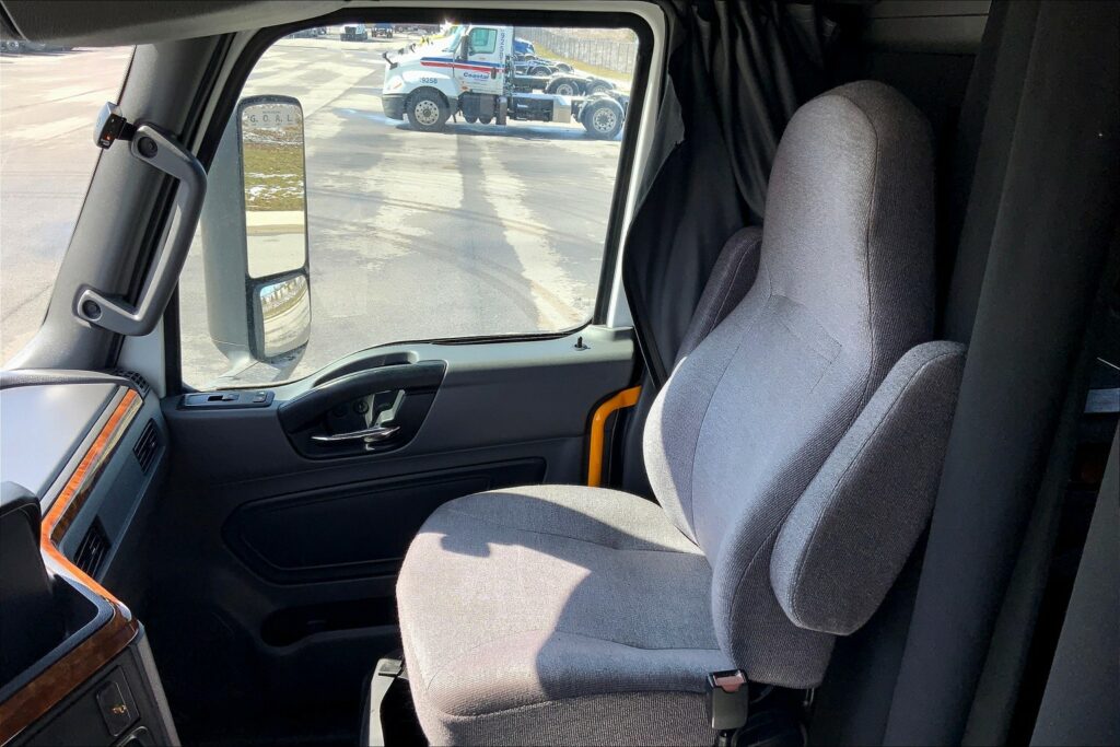 2021 CUM LT625 6×4 Sleeper