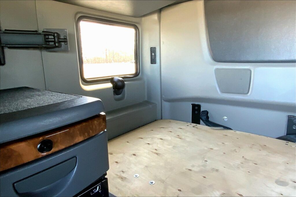 2021 CUM LT625 6×4 Sleeper