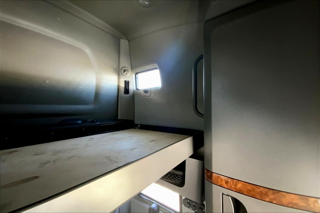 2021 CUM LT625 6×4 Sleeper