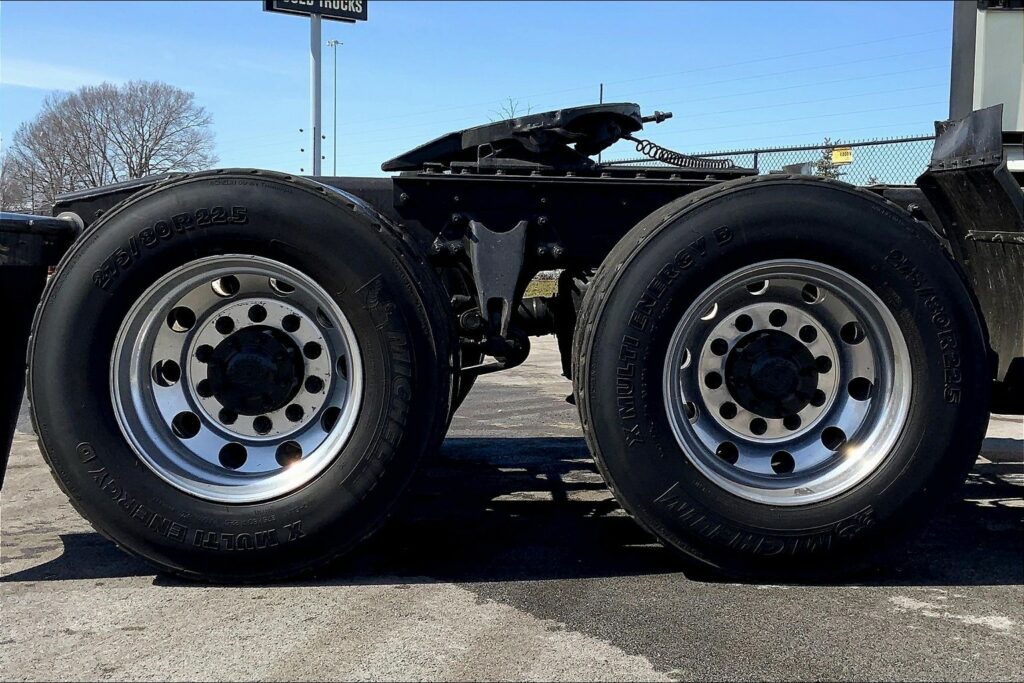 2021 CUM LT625 6×4 Sleeper