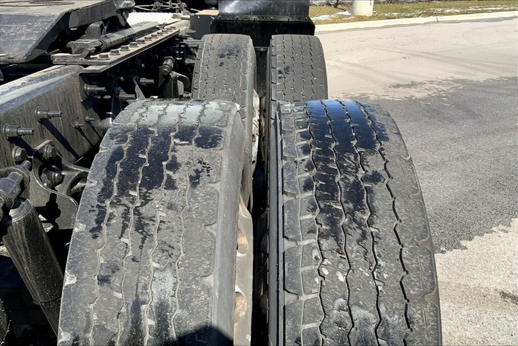 2021 CUM LT625 6×4 Sleeper