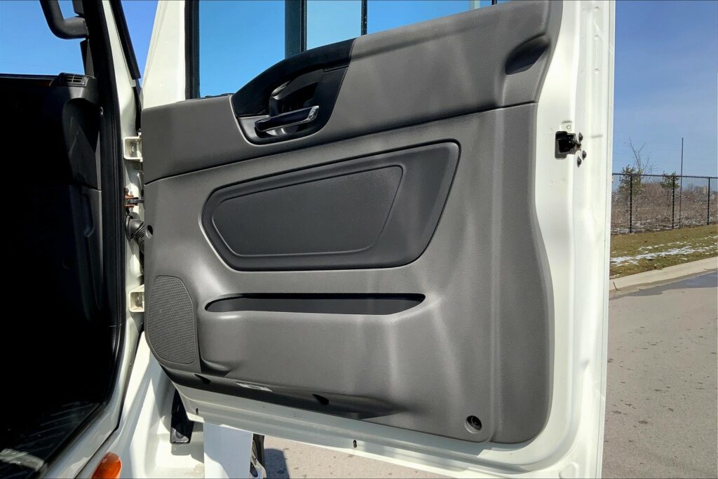 2021 CUM LT625 6×4 Sleeper