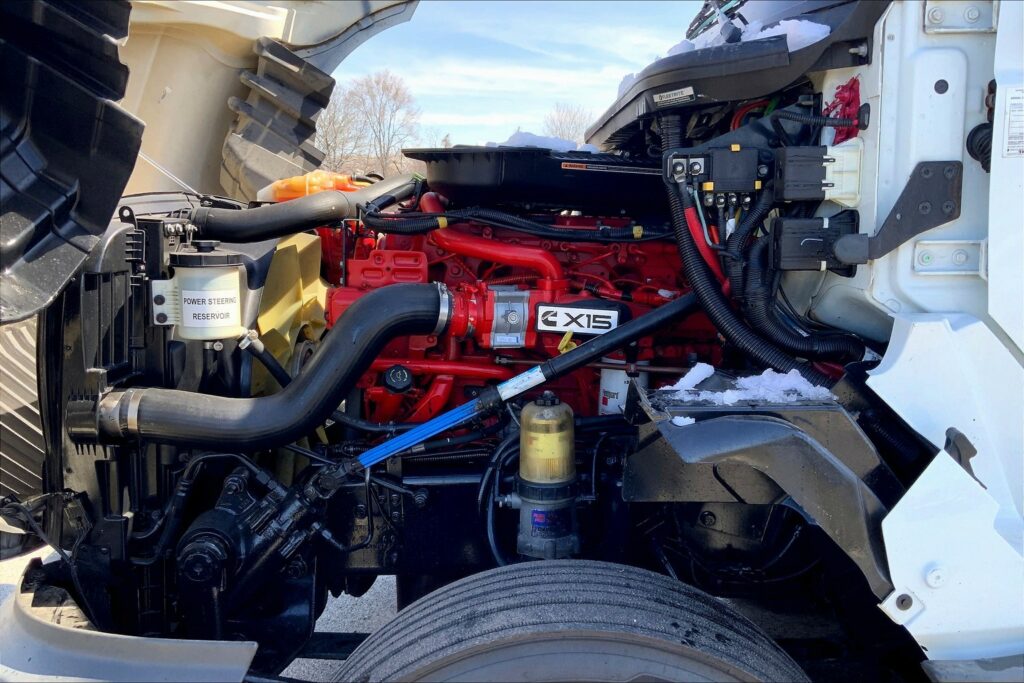 2021 CUM LT625 6×4 Sleeper