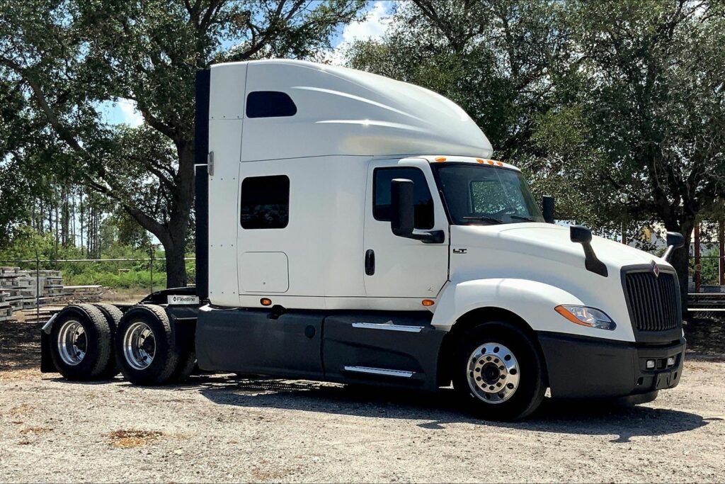 2021 CUM LT625 6×4 Sleeper