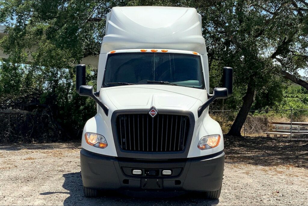 2021 CUM LT625 6×4 Sleeper