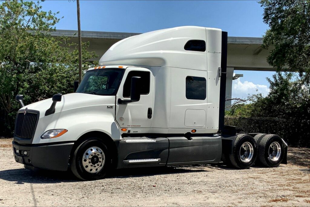 2021 CUM LT625 6×4 Sleeper