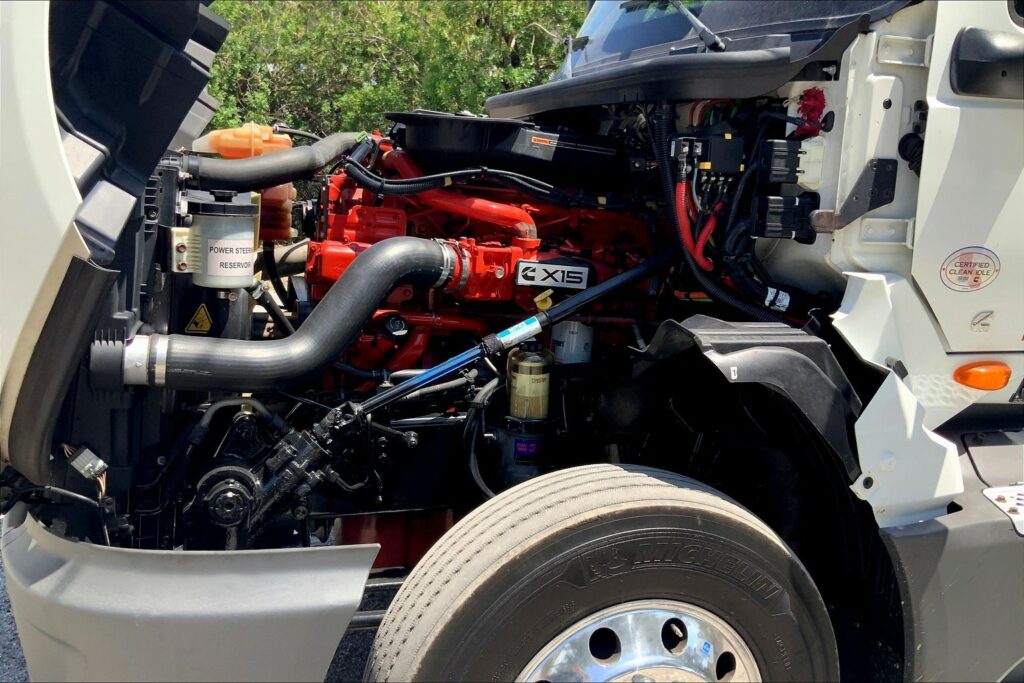 2021 CUM LT625 6×4 Sleeper