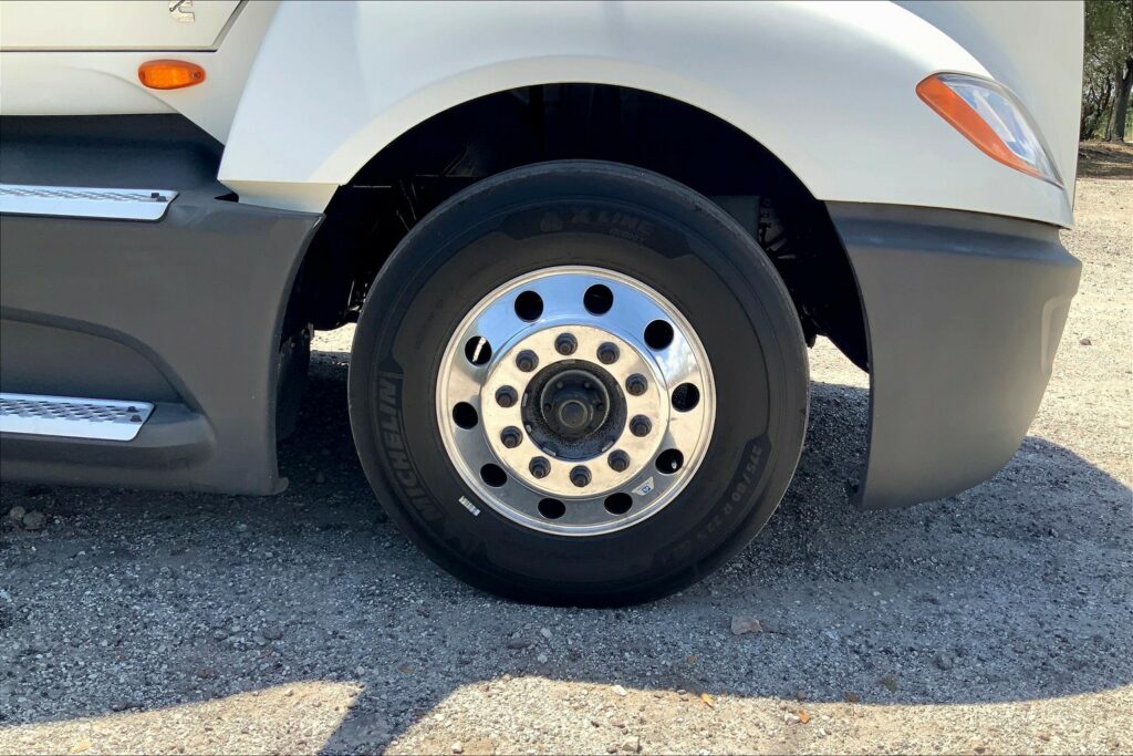 2021 CUM LT625 6×4 Sleeper