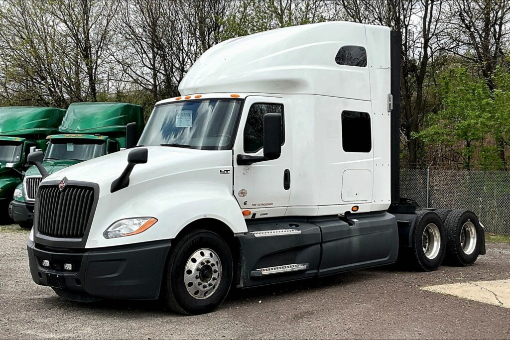 2021 CUM LT625 6×4 Sleeper