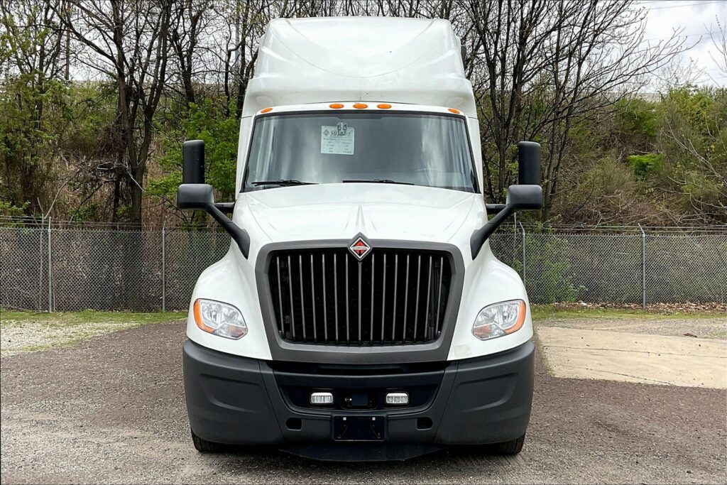 2021 CUM LT625 6×4 Sleeper