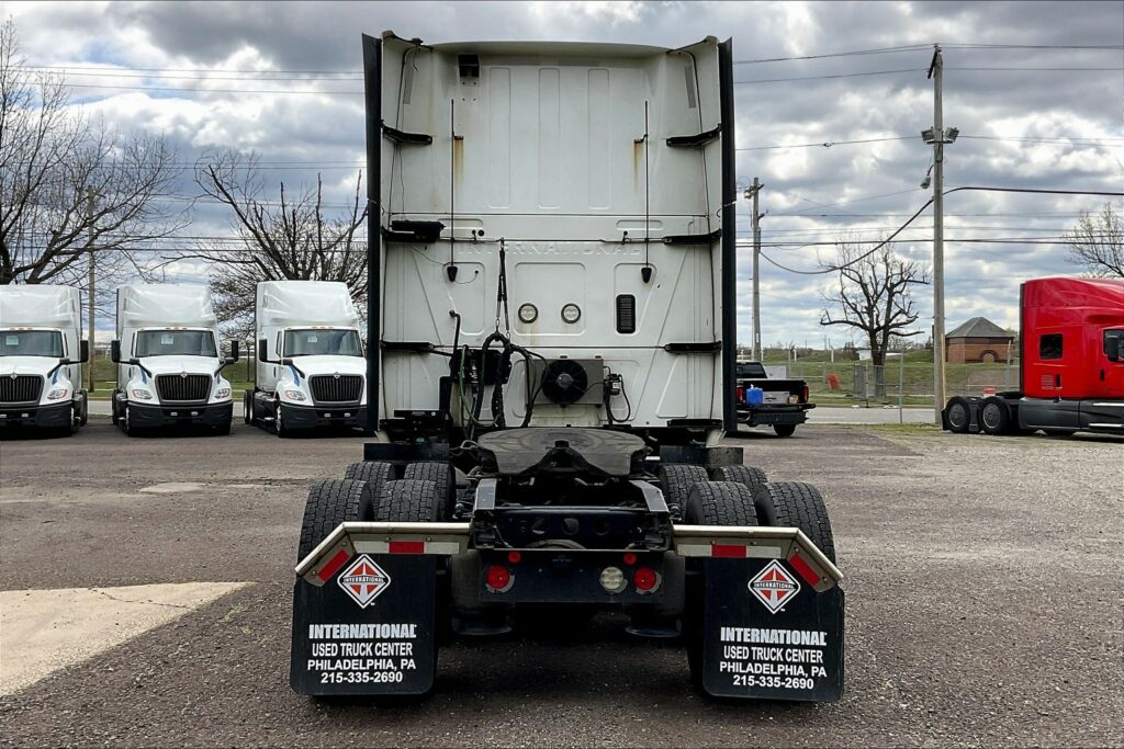 2021 CUM LT625 6×4 Sleeper