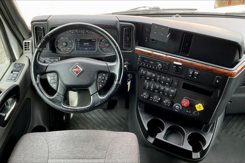 2021 CUM LT625 6×4 Sleeper