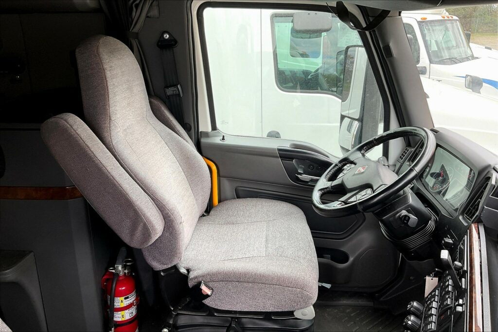 2021 CUM LT625 6×4 Sleeper