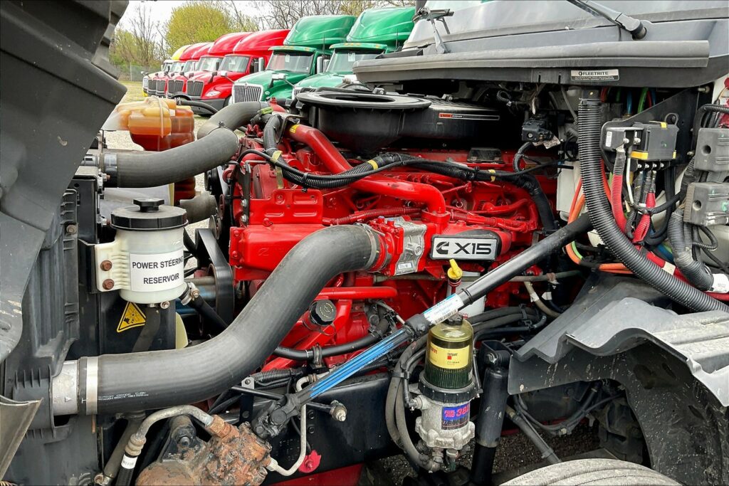 2021 CUM LT625 6×4 Sleeper