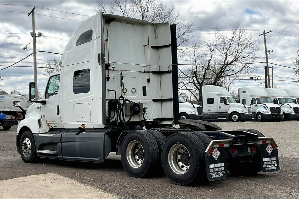 2021 CUM LT625 6×4 Sleeper