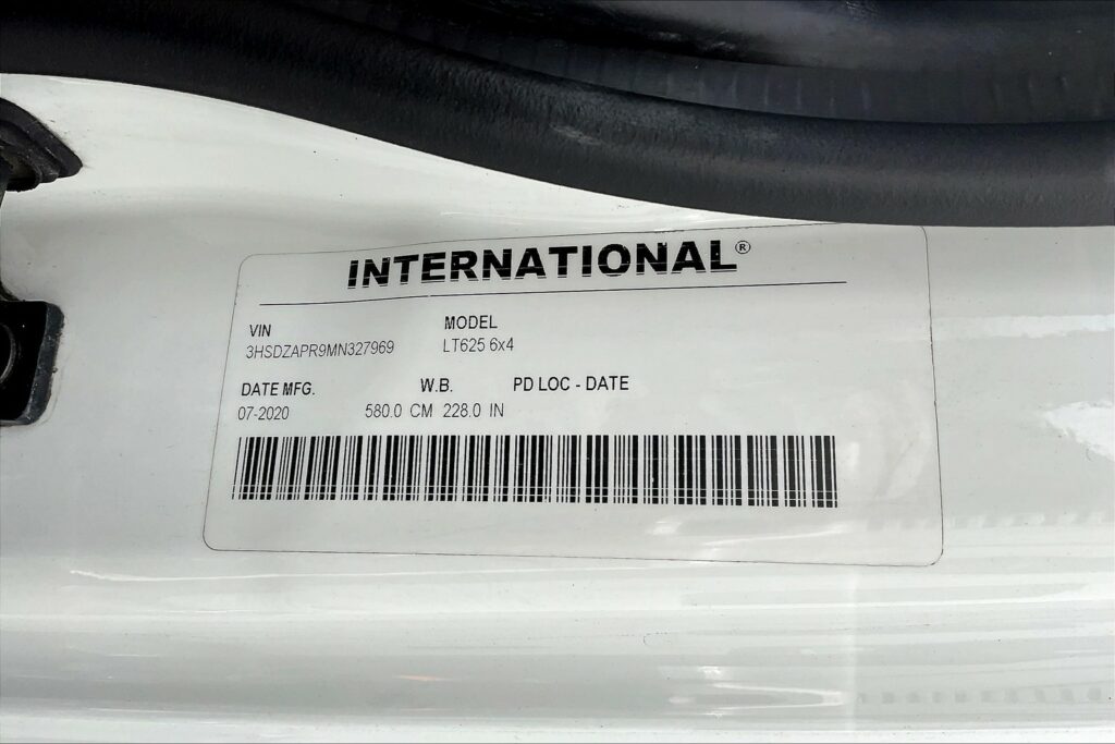 2021 CUM LT625 6×4 Sleeper