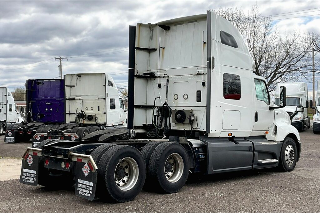 2021 CUM LT625 6×4 Sleeper