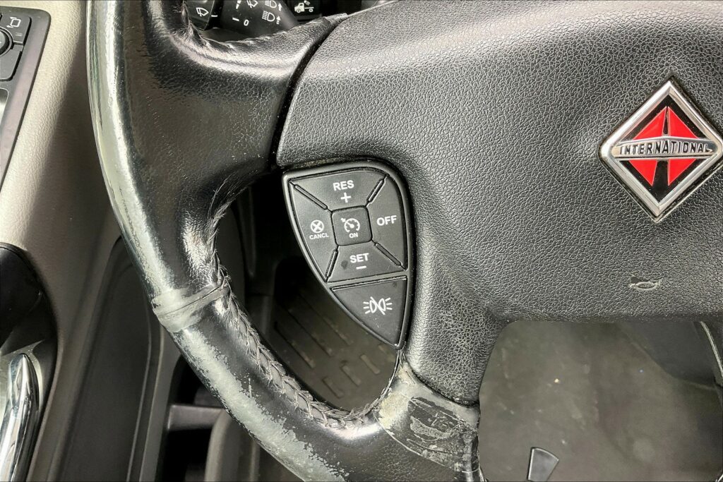 2021 CUM LT625 6×4 Sleeper