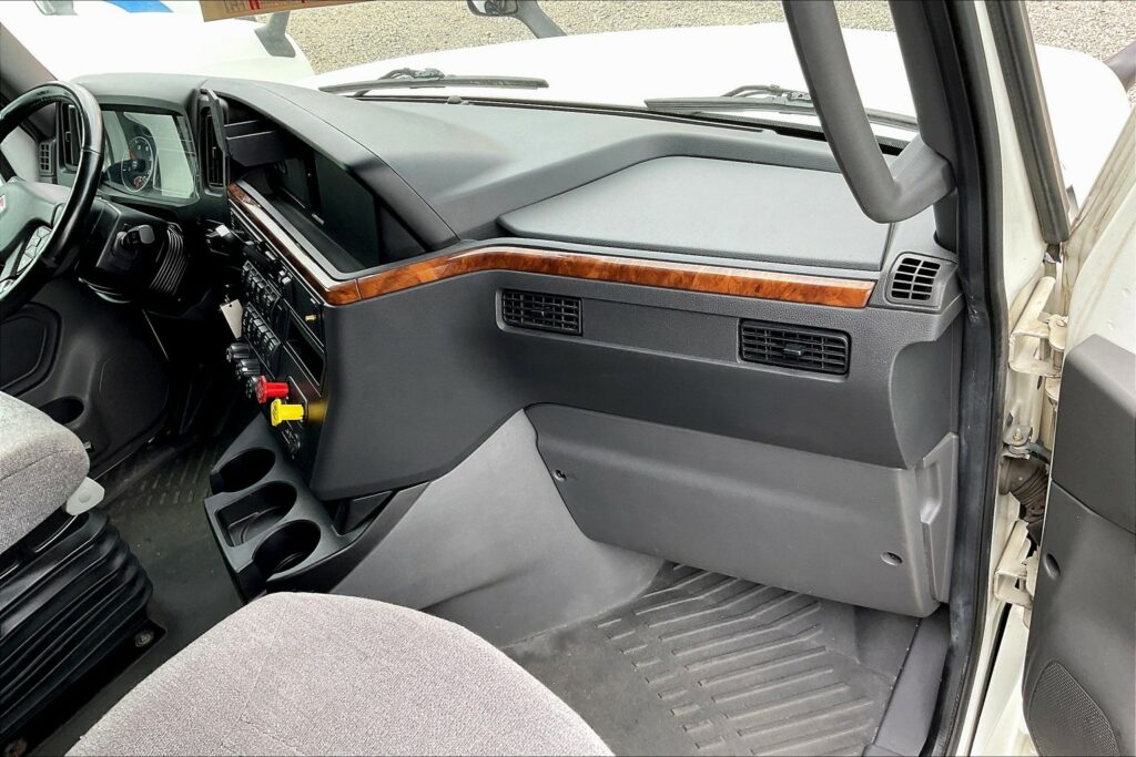 2021 CUM LT625 6×4 Sleeper