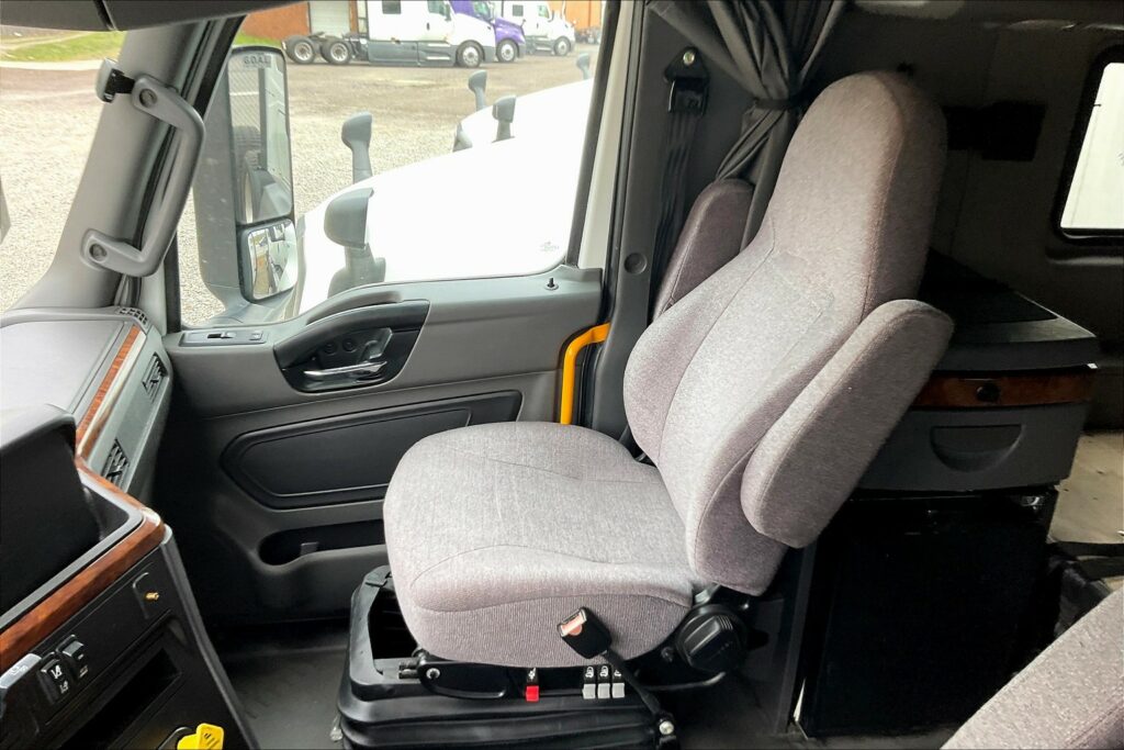 2021 CUM LT625 6×4 Sleeper