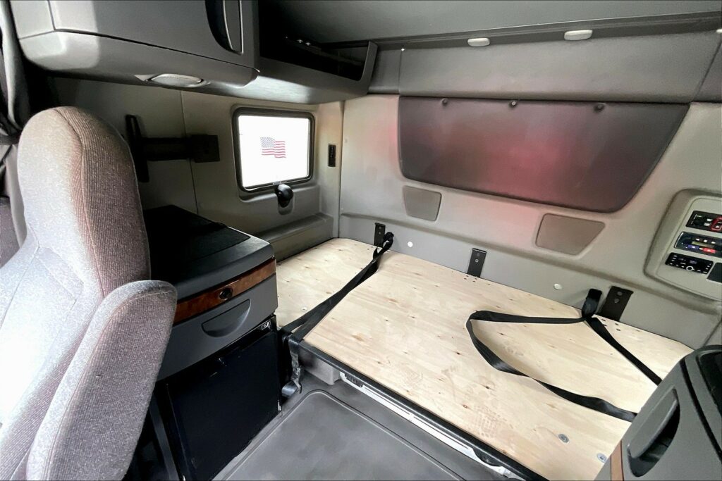 2021 CUM LT625 6×4 Sleeper