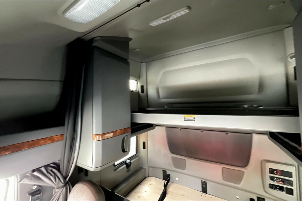 2021 CUM LT625 6×4 Sleeper