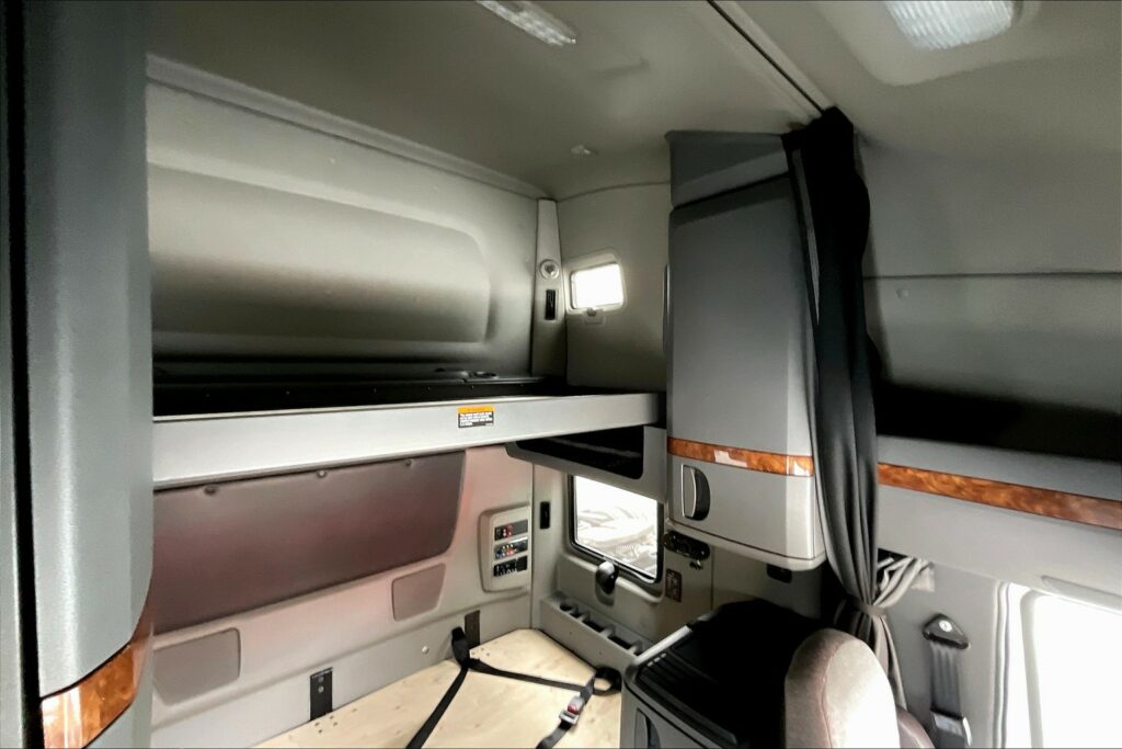 2021 CUM LT625 6×4 Sleeper