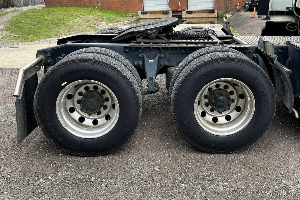 2021 CUM LT625 6×4 Sleeper