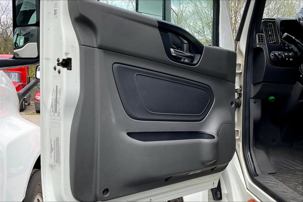 2021 CUM LT625 6×4 Sleeper