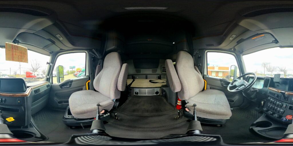 2021 CUM LT625 6×4 Sleeper