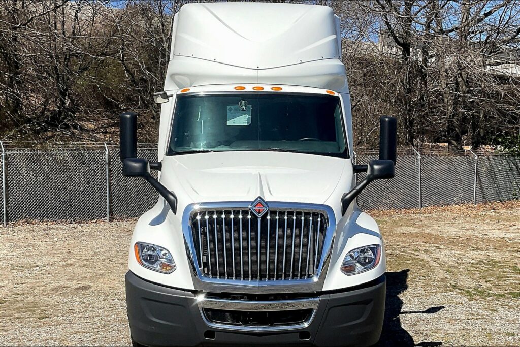 2022 CUM LT625 6×4 Sleeper