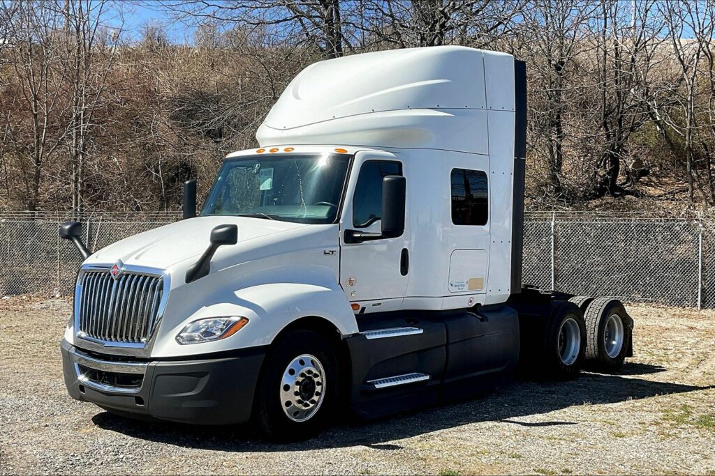 2022 CUM LT625 6×4 Sleeper