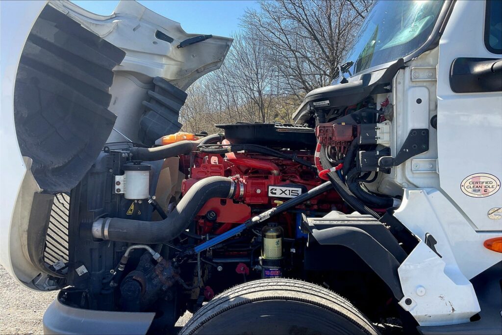 2022 CUM LT625 6×4 Sleeper